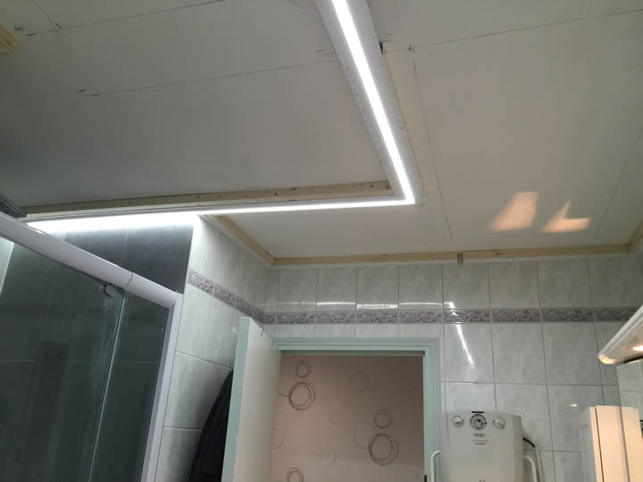 Pose bandeau lumineux au plafond